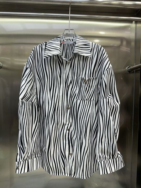 2023 new women's brand shirt shorts striped shirt shorts suit metal accessories fashion shirt suit, White
2023 new women's brand shirt shorts striped shirt shorts suit metal accessories fashion shirt suit, White