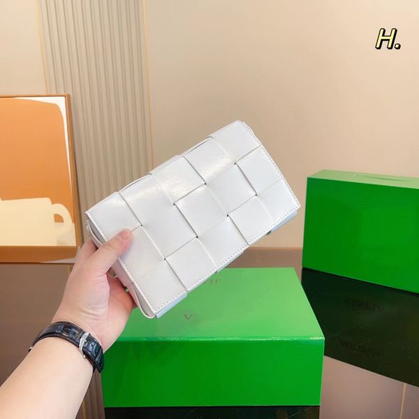 luxury designer shoulder bag women's four seasons handbag large woven clutch handbag cassette handbag woven tofu bag women's fashi
luxury designer shoulder bag women's four seasons handbag large woven clutch handbag cassette handbag woven tofu bag women's fashi