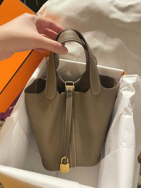 designer original herms bag 2023 new soft leather vegetable basket women's bucket small premium handheld three yuan li
designer original herms bag 2023 new soft leather vegetable basket women's bucket small premium handheld three yuan li