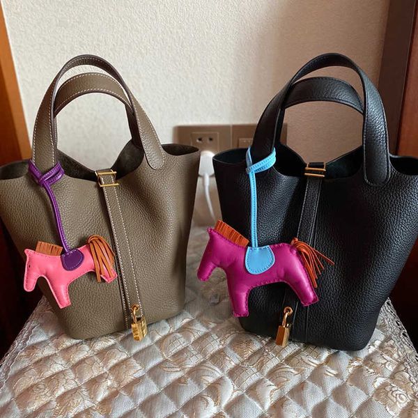 designer original herms new style vegetable basket bag women's leather portable bucket lychee grain head layer cow
designer original herms new style vegetable basket bag women's leather portable bucket lychee grain head layer cow