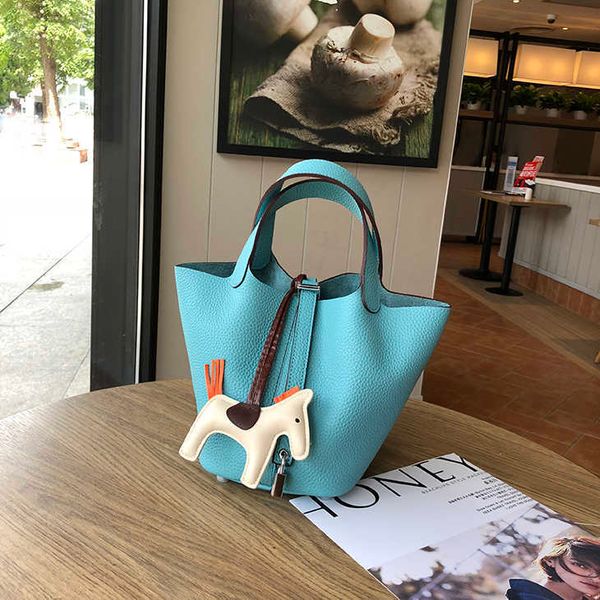 h bag designer original 2023 new leather vegetable basket bag fashion leisure bucket head layer hand versatile simple women's
h bag designer original 2023 new leather vegetable basket bag fashion leisure bucket head layer hand versatile simple women's