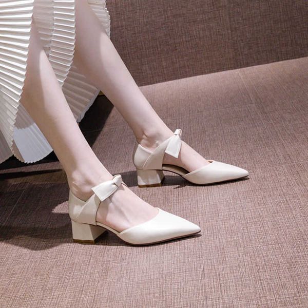 sandal 's shoes 2022 new fashion pointed-toe hollowed bow classy high heels female students chunky heel ladies pumps, Black
sandal 's shoes 2022 new fashion pointed-toe hollowed bow classy high heels female students chunky heel ladies pumps, Black