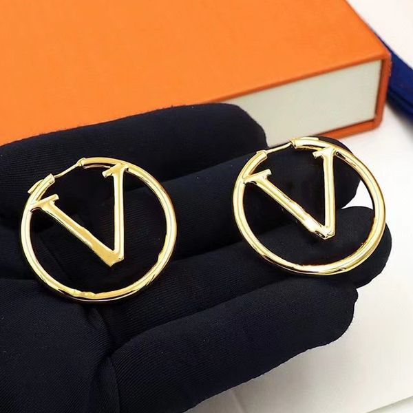 2023 fashion women hoops earrings stud luxury womens big circle simple earring jewelry luxurys designer earrings v letter stud earring gold, Golden;silver
2023 fashion women hoops earrings stud luxury womens big circle simple earring jewelry luxurys designer earrings v letter stud earring gold, Golden;silver
