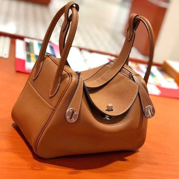 2023 original designer luxury bags new cow skin litchi pattern lindi bag doctor's togo women's one-shoulder hand medicine i0vt
2023 original designer luxury bags new cow skin litchi pattern lindi bag doctor's togo women's one-shoulder hand medicine i0vt