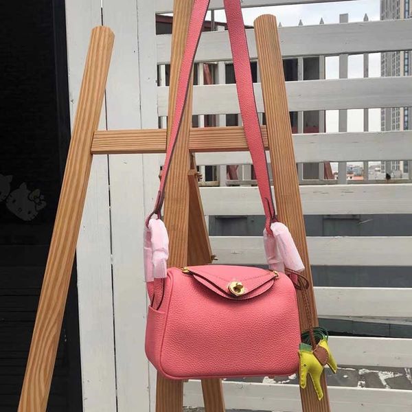 2023 luxury designer bags original new lindys bag mini pillow leather layer cowhide women's single shoulder cross-body portable doctor
2023 luxury designer bags original new lindys bag mini pillow leather layer cowhide women's single shoulder cross-body portable doctor
