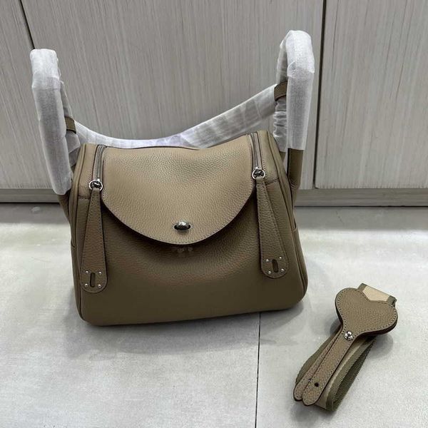bags original designer 2023 luxury new h family's layer cow skin and litchi pattern 18 26 lindys bag leather doctor medicine box portab
bags original designer 2023 luxury new h family's layer cow skin and litchi pattern 18 26 lindys bag leather doctor medicine box portab
