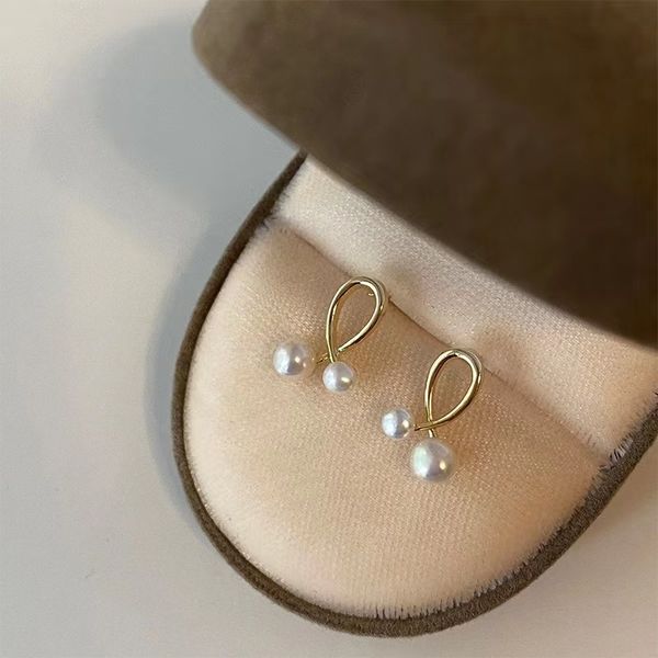pearl earrings light luxury high-end sense niche design sense temperament ins style small stud earrings 2023 new trend, White
pearl earrings light luxury high-end sense niche design sense temperament ins style small stud earrings 2023 new trend, White
