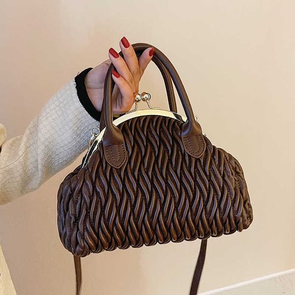 new chinese style clip leather handle tote bag for women trend female vintage small crossbody bags y2k 230308
new chinese style clip leather handle tote bag for women trend female vintage small crossbody bags y2k 230308