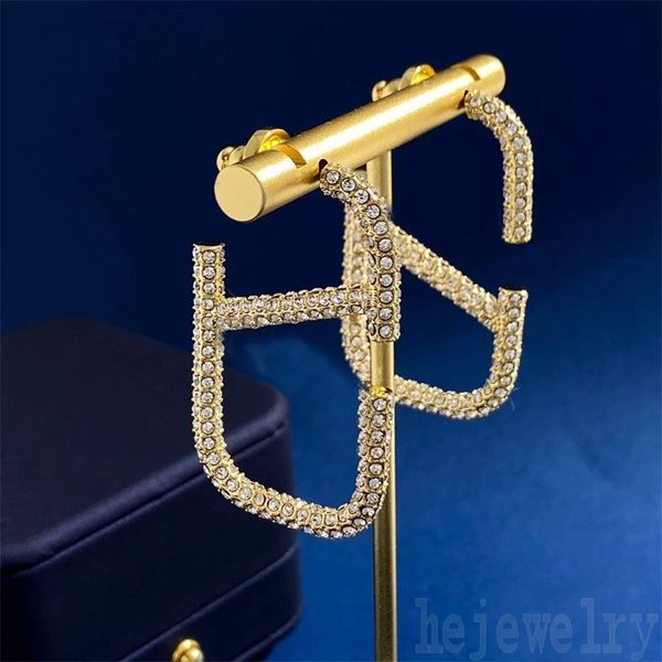 fashion golden diamonds inlay designer earings for women silver color crystal letters shape charm punk alloy orecchini studs special luxury, Golden;silver
fashion golden diamonds inlay designer earings for women silver color crystal letters shape charm punk alloy orecchini studs special luxury, Golden;silver