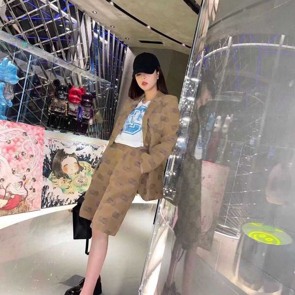 23ss designer brand tracksuit letter jacquard british style suit jacket short two-piece suit 3 standard womens clothing a1, Gray
23ss designer brand tracksuit letter jacquard british style suit jacket short two-piece suit 3 standard womens clothing a1, Gray