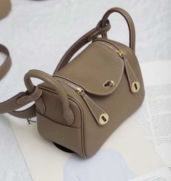 brand bags original designer 2023 new h family's layer cow skin and litchi pattern 18 26 lindys bag leather doctor medicine box portabl
brand bags original designer 2023 new h family's layer cow skin and litchi pattern 18 26 lindys bag leather doctor medicine box portabl