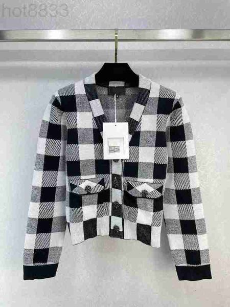 women's sweaters designer milan runway 2023 spring v neck long sleeve high end jacquard cardigan coats 5u96, White;black
women's sweaters designer milan runway 2023 spring v neck long sleeve high end jacquard cardigan coats 5u96, White;black