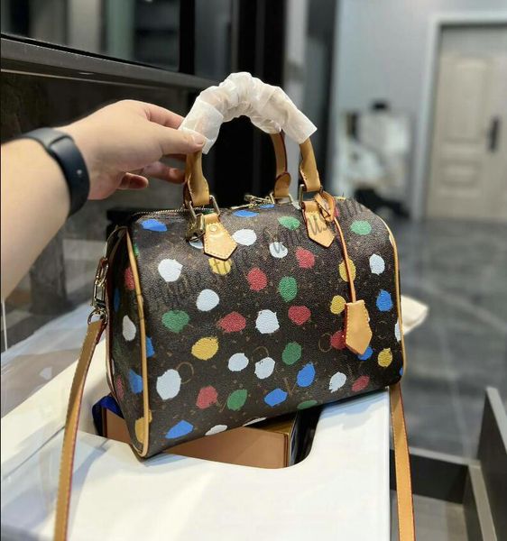 l shoulder bag speedys 25 handbag trave totes 23ss x yayoi kusama multicolor dot crossbody bags grain real leather letter adjustable strap t
l shoulder bag speedys 25 handbag trave totes 23ss x yayoi kusama multicolor dot crossbody bags grain real leather letter adjustable strap t
