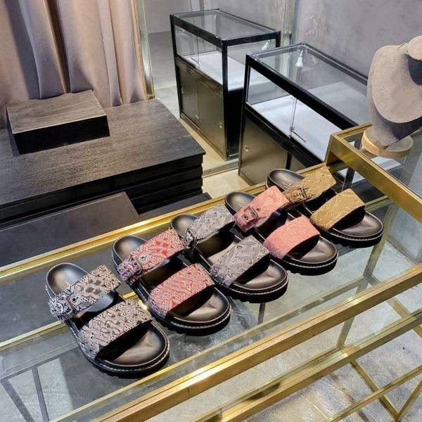 men woman beach shoes summer fashion slippers thick bottom chunky rubber slides platform alphabet lady bright leather heel sandal fadhion sa
men woman beach shoes summer fashion slippers thick bottom chunky rubber slides platform alphabet lady bright leather heel sandal fadhion sa