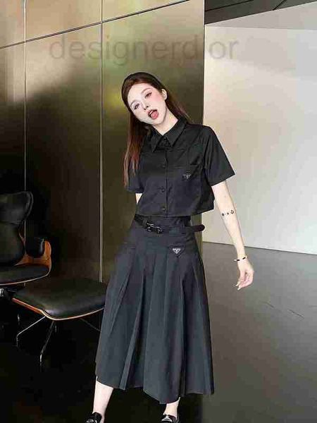 casual dresses designer p family 23 spring and summer new short-sleeved suit with triangle decoration on the chest pleated skirt x66u, Black;gray
casual dresses designer p family 23 spring and summer new short-sleeved suit with triangle decoration on the chest pleated skirt x66u, Black;gray