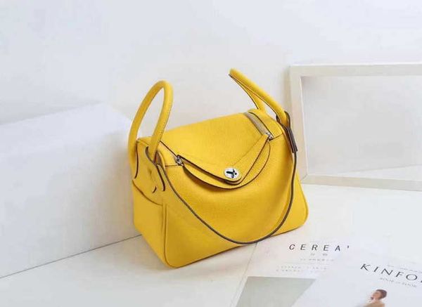bags original designer 2023 luxury new h family head layer lychee grain cow leather silver buckle lindys bag doctor medicine box portable wo
bags original designer 2023 luxury new h family head layer lychee grain cow leather silver buckle lindys bag doctor medicine box portable wo