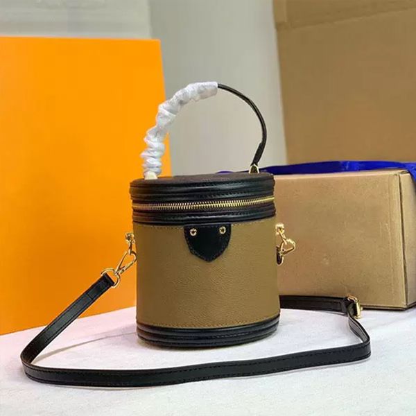 7a designer cosmetic bags makeup bag beauty case reverse coated canvas clutch handbag women totes crossbody purse removable strap drum shoul
7a designer cosmetic bags makeup bag beauty case reverse coated canvas clutch handbag women totes crossbody purse removable strap drum shoul