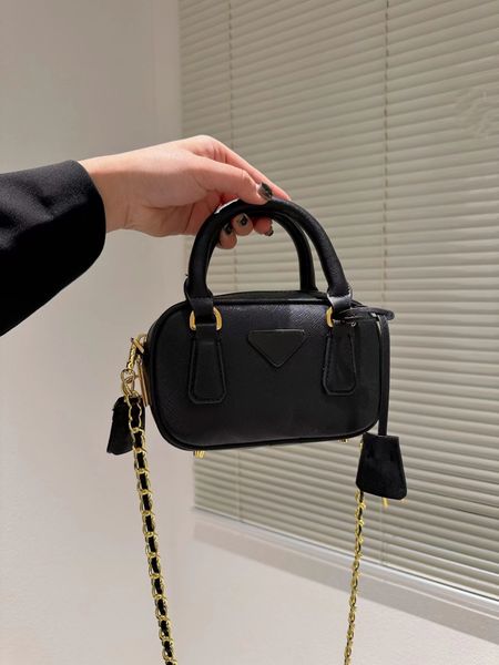 versatile tote bag shoulder bag messenger bag one of the classic bags with high recognition simple and square style and strong lines
versatile tote bag shoulder bag messenger bag one of the classic bags with high recognition simple and square style and strong lines
