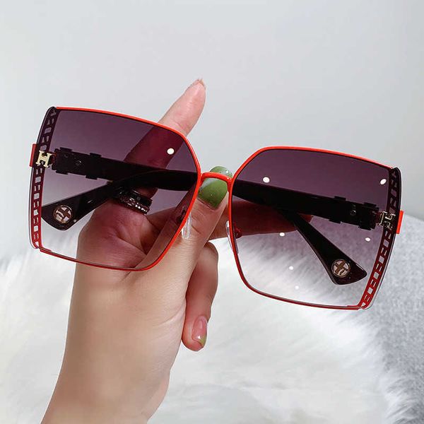 new fashion h family box sunglasses female street shooting tiktok net red personality glasses big frame, White;black
new fashion h family box sunglasses female street shooting tiktok net red personality glasses big frame, White;black