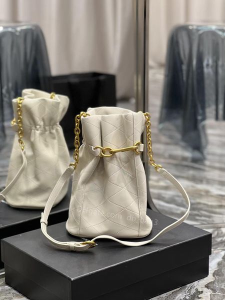 2023 new crossbody bag fashion bucket bag soft sheepskin delicate elegant casual reported elastic strap hook buckle black and white fu bag
2023 new crossbody bag fashion bucket bag soft sheepskin delicate elegant casual reported elastic strap hook buckle black and white fu bag