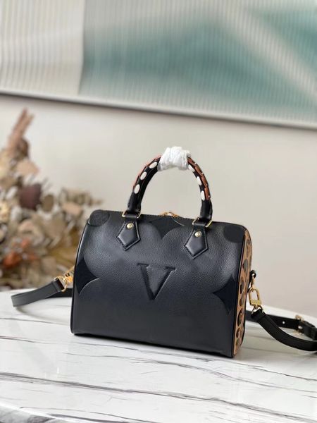 2023 new embossed letter designer bag fashionleopard pattern stitching boston bag pillow bag tote bag leather shoulder bag messenger package
2023 new embossed letter designer bag fashionleopard pattern stitching boston bag pillow bag tote bag leather shoulder bag messenger package