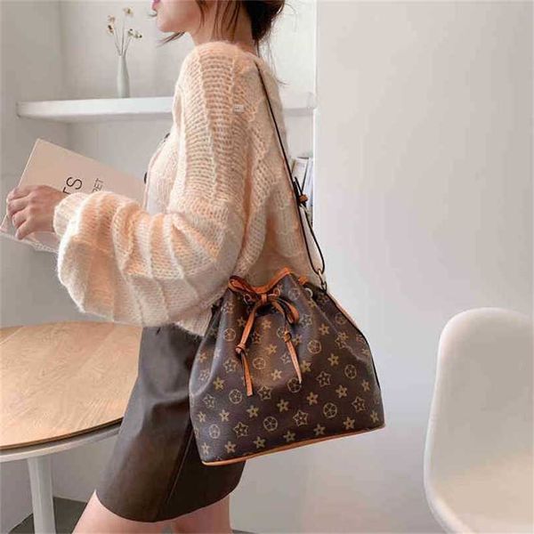 handbag 2023 fashion women's bag leather quality handbag women's and old flower shoulder bucket personalized tide brand drawstring
handbag 2023 fashion women's bag leather quality handbag women's and old flower shoulder bucket personalized tide brand drawstring