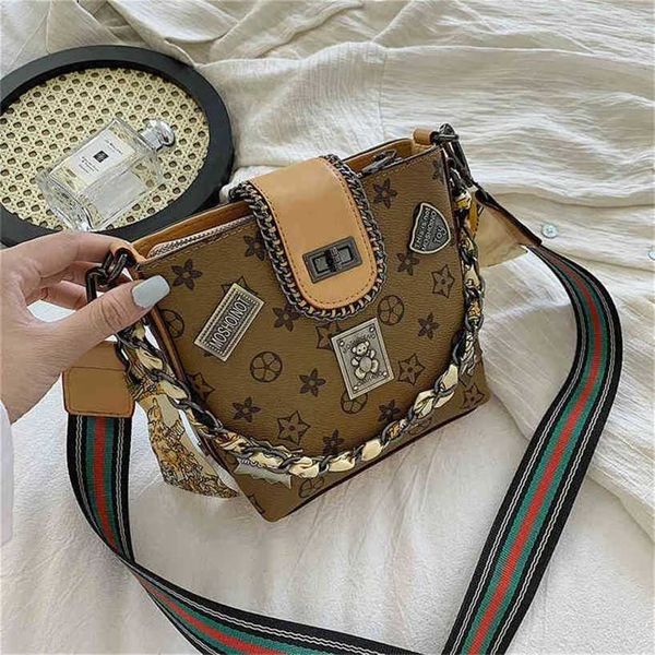 handbag 2023 fashion women's bag leather quality handbag female chain badge bucket korean version style shoulder messenger handbag bag
handbag 2023 fashion women's bag leather quality handbag female chain badge bucket korean version style shoulder messenger handbag bag