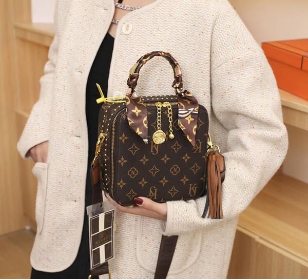 2023 luxury design handbag family fashion versatile tote hand bags small square bag single shoulder messenger bag
2023 luxury design handbag family fashion versatile tote hand bags small square bag single shoulder messenger bag