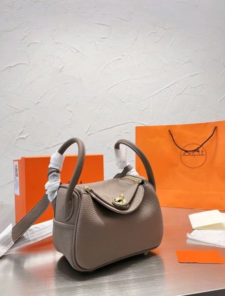 designer bag 2023 new cowhide doctor bag leather women's trend one shoulder oblique span portable pillow medicine case p30u
designer bag 2023 new cowhide doctor bag leather women's trend one shoulder oblique span portable pillow medicine case p30u