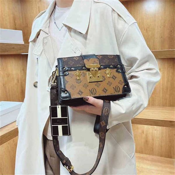 handbag 2023 fashion women's bag leather quality handbag sense box female style small square red texture hand-held messenger bag
handbag 2023 fashion women's bag leather quality handbag sense box female style small square red texture hand-held messenger bag