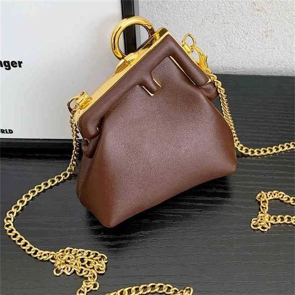 handbag 2023 fashion women's bag leather quality handbag women spring personality simple irregular shoulder messenger metal clip chain
handbag 2023 fashion women's bag leather quality handbag women spring personality simple irregular shoulder messenger metal clip chain