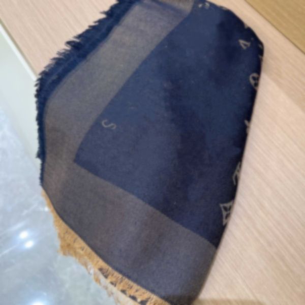 women's beautiful generous scarf fashion classic designer letter double-sided shawl four seasons available trend scarf 140*140cm, Blue;gray
women's beautiful generous scarf fashion classic designer letter double-sided shawl four seasons available trend scarf 140*140cm, Blue;gray