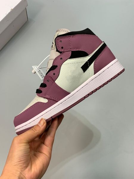 men women basketball shoes athletics designer sneakers 1 1s mid light mulberry light bone white black 2023 sports with original boxes
men women basketball shoes athletics designer sneakers 1 1s mid light mulberry light bone white black 2023 sports with original boxes