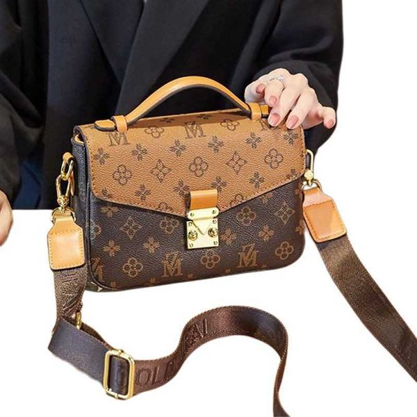 luxury brand classical retro style shackleshould ermessenger bags purse satchel handbag girl fashion trend bag shopping banquet leisure
luxury brand classical retro style shackleshould ermessenger bags purse satchel handbag girl fashion trend bag shopping banquet leisure