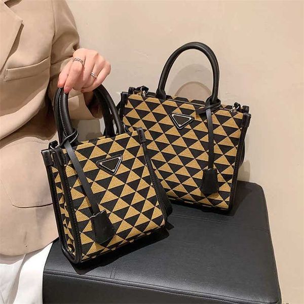 handbag 2023 fashion women's bag leather quality handbag fashionable shoulder tote lingge handbag canvas size single shoulder messenger
handbag 2023 fashion women's bag leather quality handbag fashionable shoulder tote lingge handbag canvas size single shoulder messenger