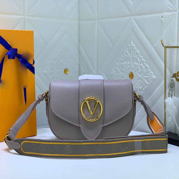 designer shoulder crossbody bag luxury women's tote bag leather handbag metal v logo messenger bag printed shoulders strap handbags sty
designer shoulder crossbody bag luxury women's tote bag leather handbag metal v logo messenger bag printed shoulders strap handbags sty