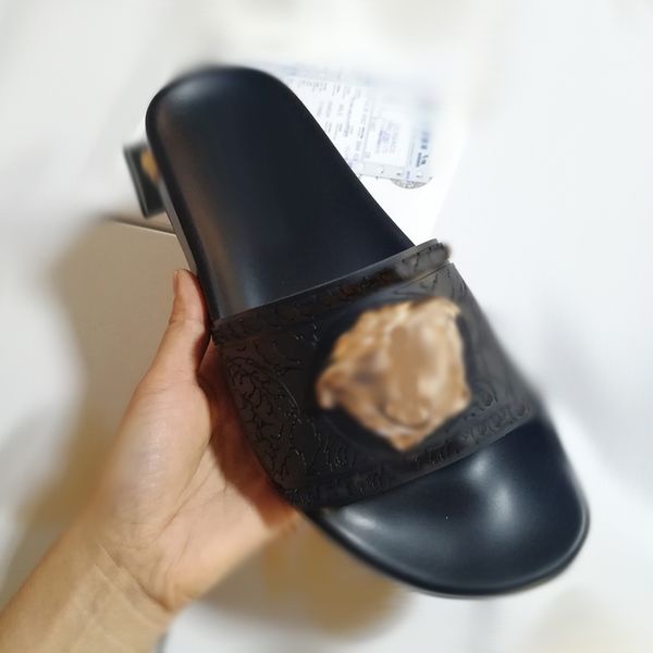 10a designer medusa palazzo pool sliders slipper men women luxury dimension sandals beach indoor flat flip flops lady leather fashion classi, Black
10a designer medusa palazzo pool sliders slipper men women luxury dimension sandals beach indoor flat flip flops lady leather fashion classi, Black