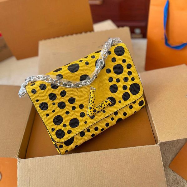designer shoulder bag popular twist bags leather small square designers bag metal long chain v shaped buckle simple fashion very nice 01
designer shoulder bag popular twist bags leather small square designers bag metal long chain v shaped buckle simple fashion very nice 01