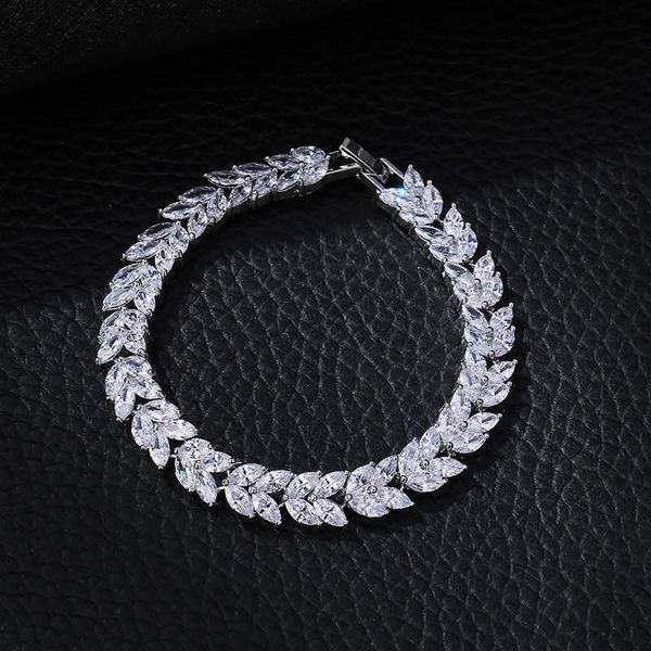 fashion jewelry micro-set zircon boutique exaggerated olive branch bracelet, Black
fashion jewelry micro-set zircon boutique exaggerated olive branch bracelet, Black