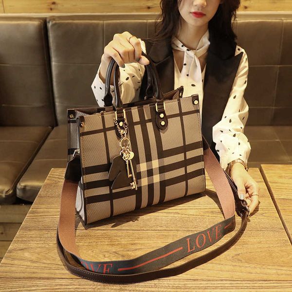 hong kong women's bag 2022 new fashion versatile atmospheric lattice tote bag large capacity single shoulder bag fashion handbag
hong kong women's bag 2022 new fashion versatile atmospheric lattice tote bag large capacity single shoulder bag fashion handbag