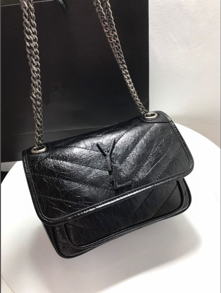 embossed fluffy sheep print cowhide, simple design. the baguette bag can be carried with a cross strap or an avatar chain. it can also be ca
embossed fluffy sheep print cowhide, simple design. the baguette bag can be carried with a cross strap or an avatar chain. it can also be ca