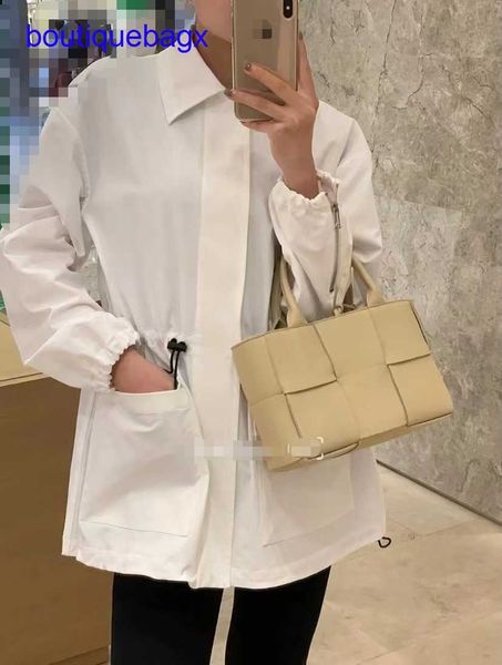 luxury bottegss venetss arco evening bags online store spring 2023 new arco tote bag mini leather woven portable basket single sho with logo
luxury bottegss venetss arco evening bags online store spring 2023 new arco tote bag mini leather woven portable basket single sho with logo