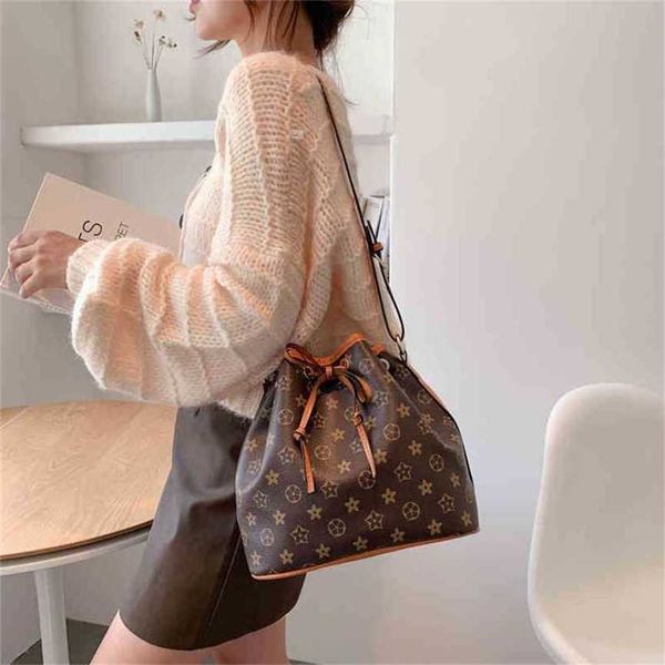 handbag 2023 fashion women's bag leather quality handbag women's and old flower shoulder bucket personalized tide brand drawstring
handbag 2023 fashion women's bag leather quality handbag women's and old flower shoulder bucket personalized tide brand drawstring