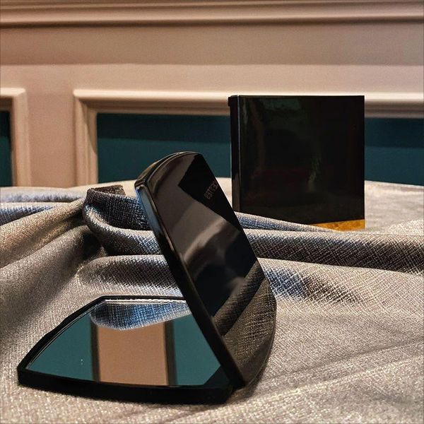 classic red black folding double-sided mirrors portable hd makeup magnifier with flannelette bag&gift box makeup mirror gift
classic red black folding double-sided mirrors portable hd makeup magnifier with flannelette bag&gift box makeup mirror gift