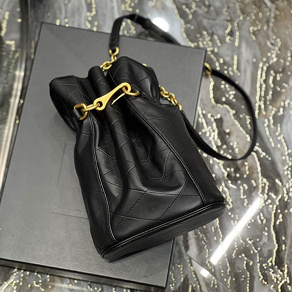 new buckle bucket bags chain bag soft lambskin gold hook crossbody bags elastic band string shoulder bag women's fashion sheepskin hand
new buckle bucket bags chain bag soft lambskin gold hook crossbody bags elastic band string shoulder bag women's fashion sheepskin hand