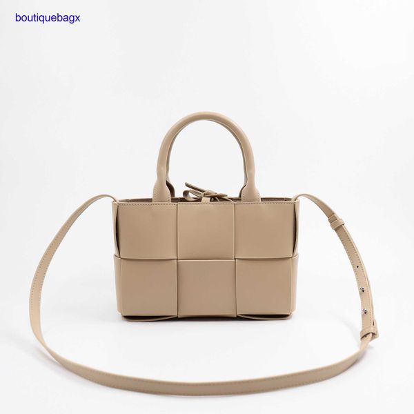 luxury bottegss venetss arco evening bags online store size simple 2023 hand-woven bag new and large versatile child-and-mother tr with logo
luxury bottegss venetss arco evening bags online store size simple 2023 hand-woven bag new and large versatile child-and-mother tr with logo