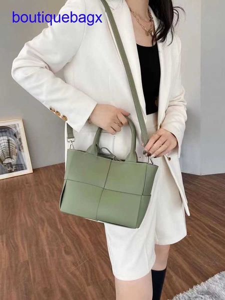 luxury bottegss venetss arco evening bags online store handbag 2023 fashion new tote early spring large capacity zipper inner sing with logo
luxury bottegss venetss arco evening bags online store handbag 2023 fashion new tote early spring large capacity zipper inner sing with logo