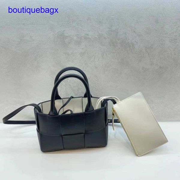 luxury bottegss venetss arco evening bags online store large woven tote bag 2023 capacity vegetable new basket color contrast leat with logo
luxury bottegss venetss arco evening bags online store large woven tote bag 2023 capacity vegetable new basket color contrast leat with logo
