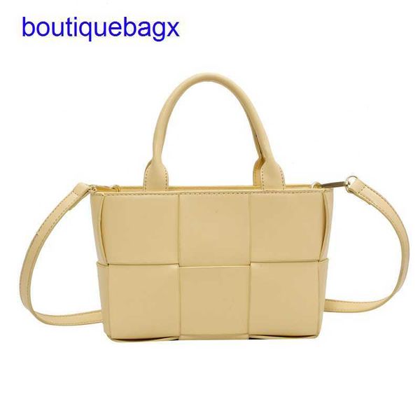 luxury bottegss venetss arco evening bags online store foreign messenger 2023 new bag female woven big tote portable square should with logo
luxury bottegss venetss arco evening bags online store foreign messenger 2023 new bag female woven big tote portable square should with logo