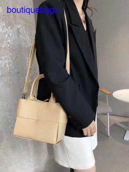 luxury bottegss venetss arco evening bags online store handbag 2023 fashion new tote early spring large capacity zipper inner sing with logo
luxury bottegss venetss arco evening bags online store handbag 2023 fashion new tote early spring large capacity zipper inner sing with logo